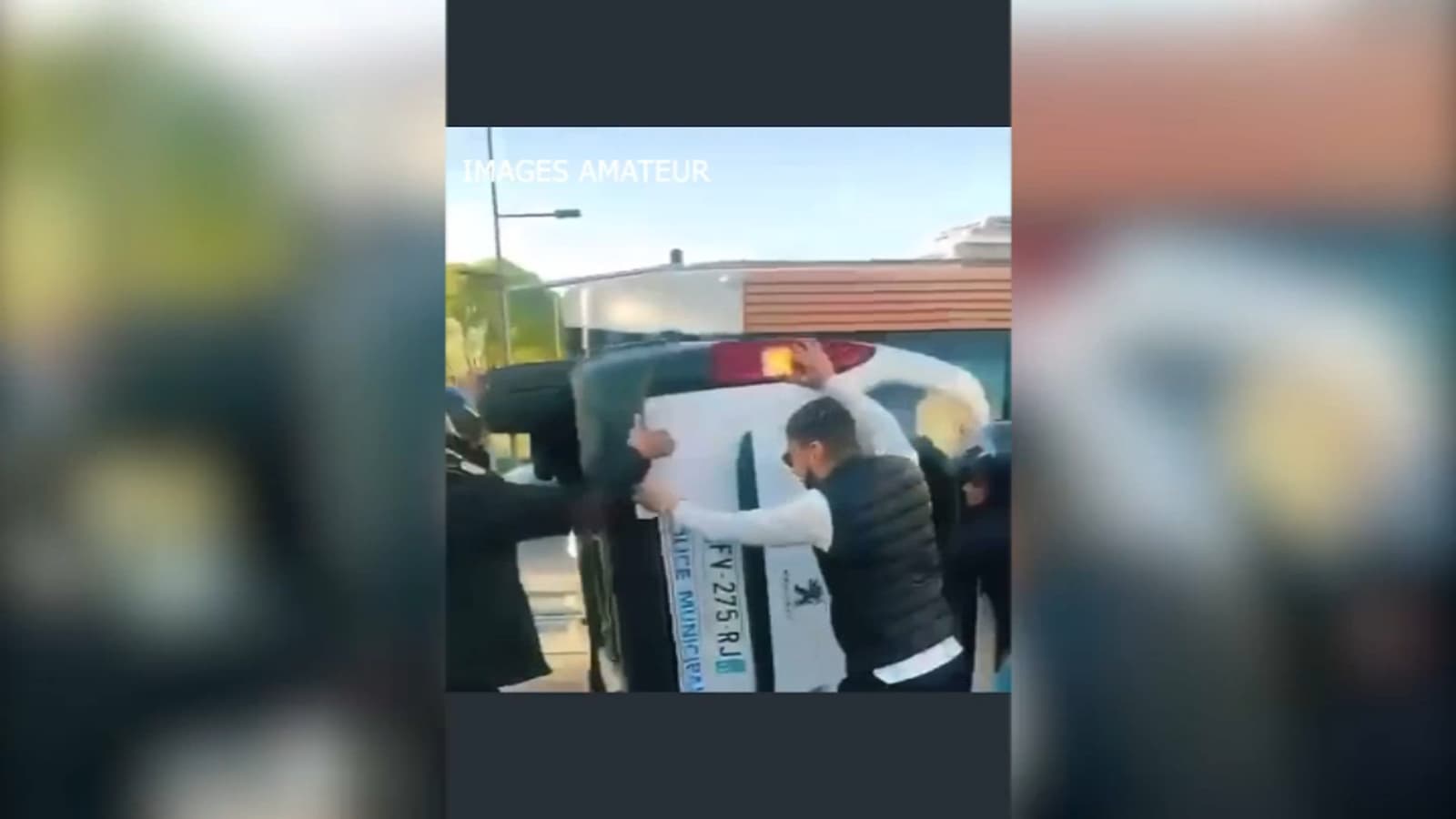 Marseille : des jeunes ont secouru des policiers coincés dans une voiture renversée en remettant le véhicule sur ses roues