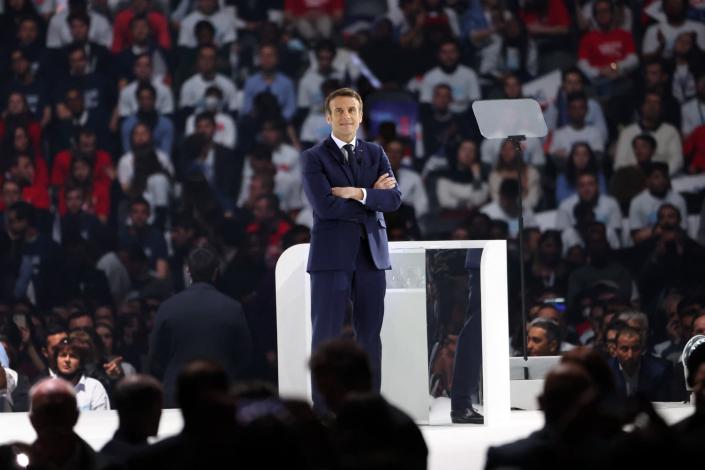 Décor vieillot”, “vol” de slogans… Les réactions des candidats à la présidentielle au meeting de Macron