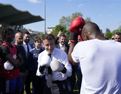 VIDÉO. Présidentielle : Macron enfile les gants de boxe à Saint-Denis