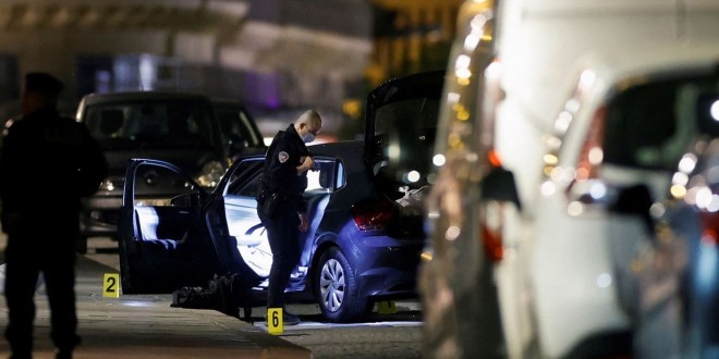 UN POLICIER ABAT DEUX HOMMES APRÈS UN REFUS D’OBTEMPÉRER PRÉS DU PONT-NEUF À PARIS (VIDÉO)