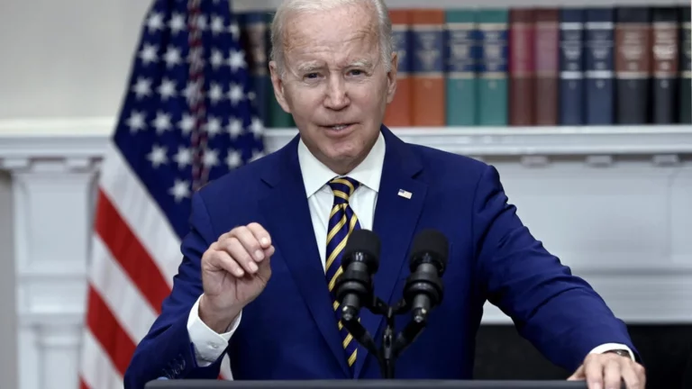Une mesure « responsable et juste »: Biden efface une partie de la dette étudiante