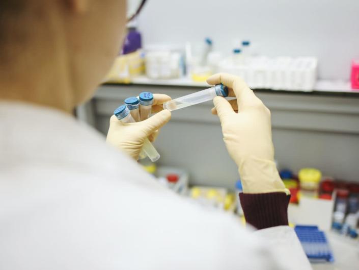 Papillomavirus : associé à une chirurgie des lésions, le vaccin réduirait le risque de cancer du col de l’utérus