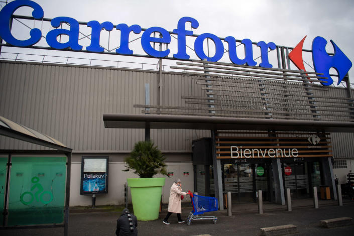 Carrefour cesse de vendre « Rivarol », le journal d’extrême droite