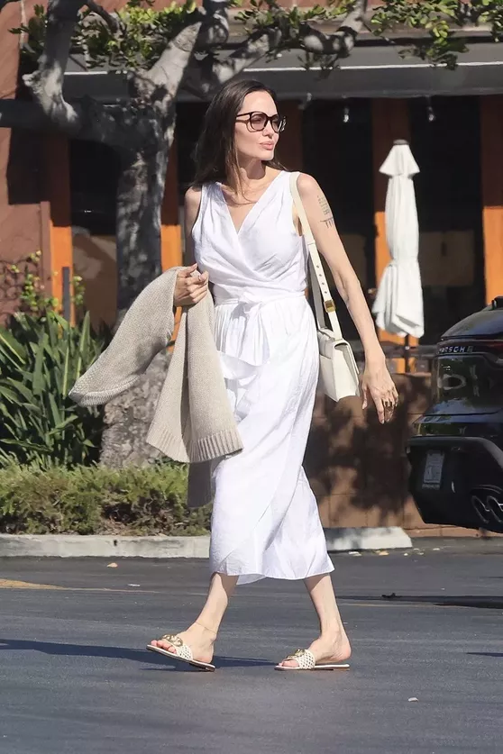 Angelina Jolie maman chic, virée shopping avec Knox, charmant porteur