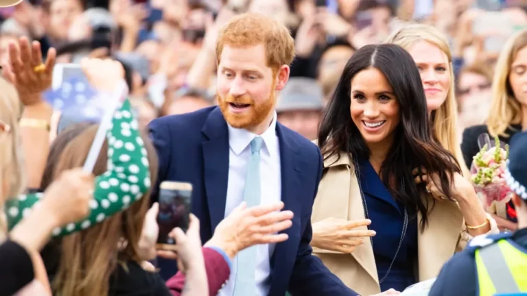 Meghan Markle et le prince Harry de retour en Angleterre ! Et Meghan en met plein la vue en total look rouge