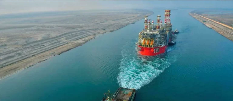 Le canal de Suez bloqué pendant vingt minutes par un pétrolier géant
