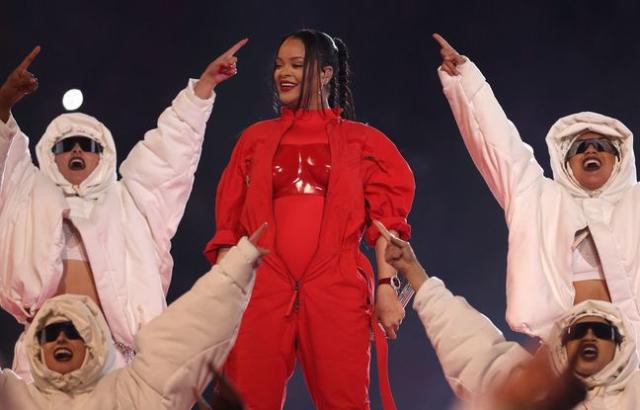 Superbowl : Enceinte, Rihanna régale le public avec ses tubes à la mi-temps