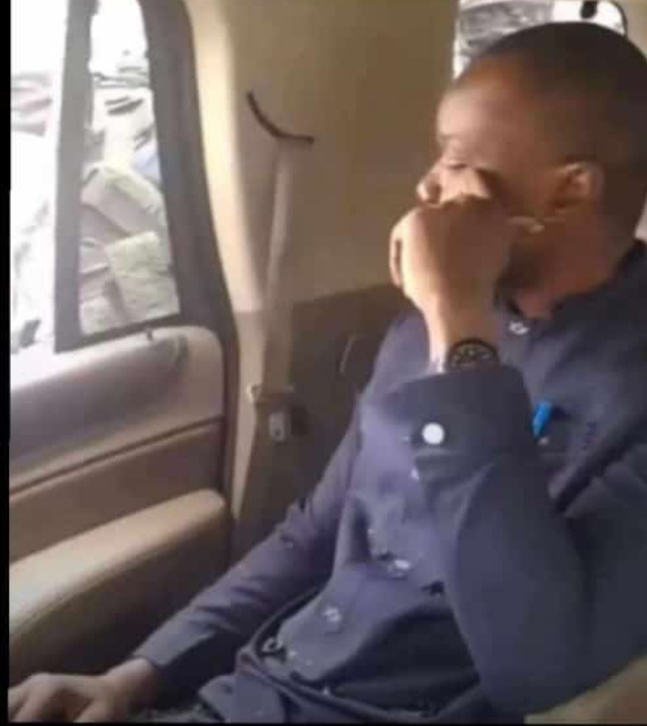Sénégal-Politique : la police defonce sa voiture et ceuille le chef de l’opposition sénégalaise Ousmane SONKO( vidéo).