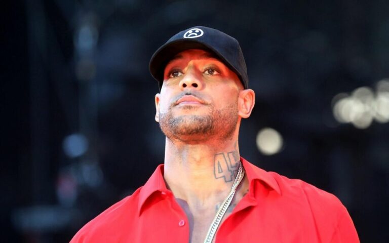 “Ils nous ont fait croire à une vie de milliardaire” : Booba se moque d’un influenceur lors d’une prestation en déguisement de mascotte