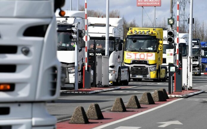 LOMME - Les routiers manifestent contre le prix du carburant