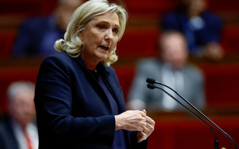 Retraites : Marine Le Pen déposera une motion de censure en cas de recours au 49.3