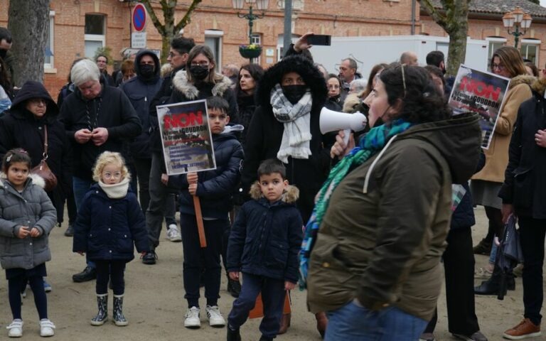 Odeurs, nuisances sonores… À Gragnague, les habitants se mobilisent contre une usine mobile de goudron