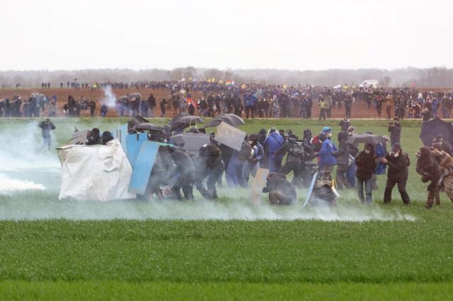 Mégabassines de Sainte-Soline : des gendarmes et des manifestants gravement blessés lors de la manifestation