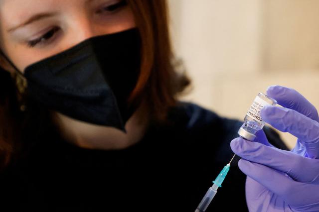 Vaccin anti-covid : l’OMS donne de nouvelles recommandations pour les adultes en bonne santé