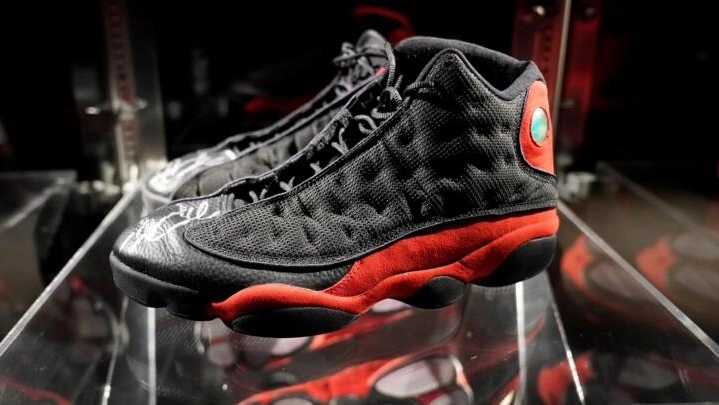 Une paire de baskets portée par Michael Jordan vendue 2,2 millions de dollars, un record