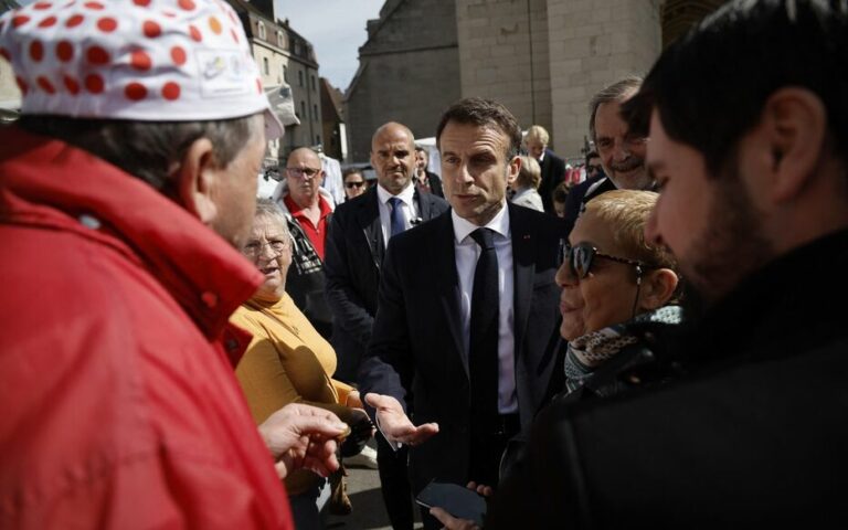 Macron dans le Doubs : un bain de foule surprise et des tensions avant son hommage à Toussaint Louverture
