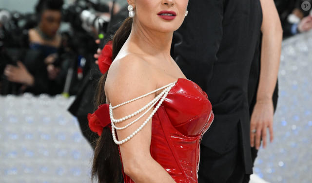 Salma Hayek, incendiaire et amoureuse en décolleté gonflé, son amie Penélope Cruz en robe de mariée pour le MET Gala 2023