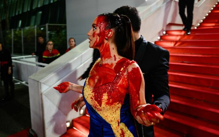 Festival de Cannes : une femme aux couleurs de l’Ukraine se recouvre de faux sang