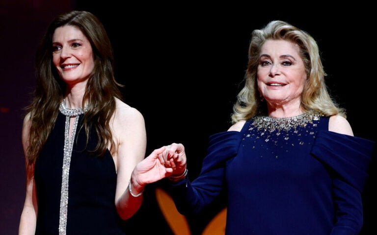 Festival de Cannes 2023 : quand Chiara Mastroianni accueille sur scène… Catherine Deneuve