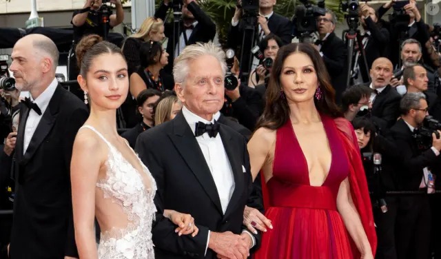 Michael Douglas honoré à Cannes : ultra-sexy, sa femme Catherine Zeta-Jones affiche un immense décolleté devant leur fille