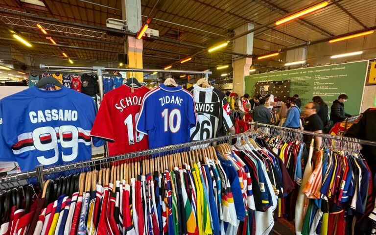 Zidane 98, casquette des Spurs… : à Paris, on a chiné à « la plus grande brocante sports d’Europe »