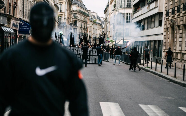 Ultradroite : le défilé à Paris se termine par un concert néonazi à Saint-Cyr-l’École, les élus s’insurgent
