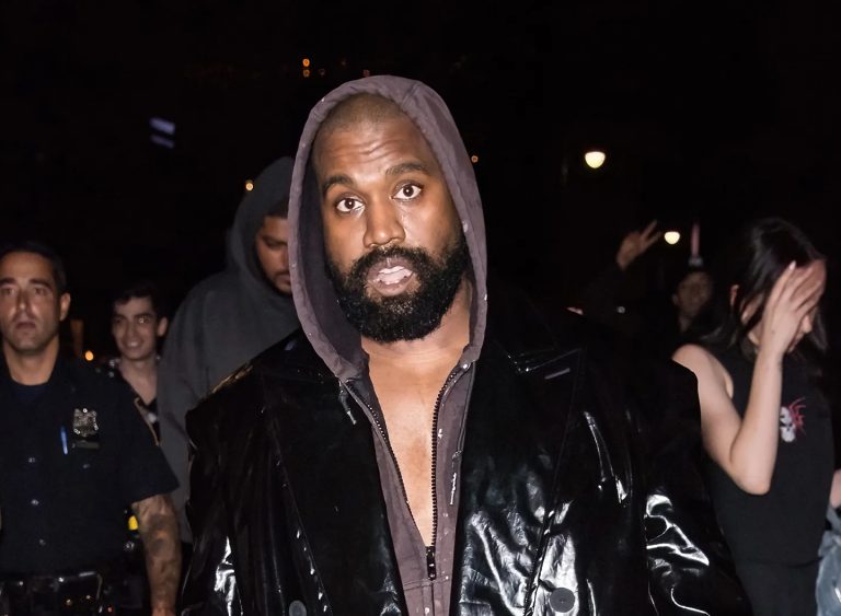 Kanye West s’affiche en legging, Internet le termine
