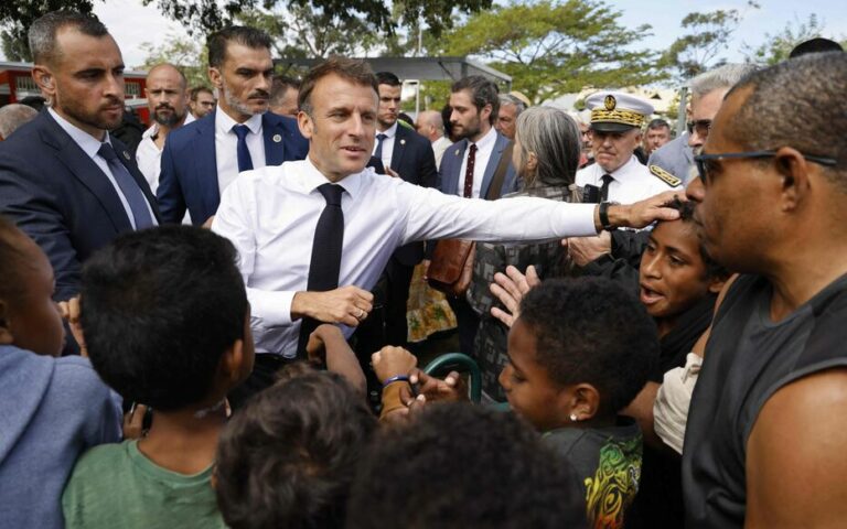 « Le chemin du pardon » : en Nouvelle-Calédonie, Macron évoque une « révision de la Constitution » dès 2024