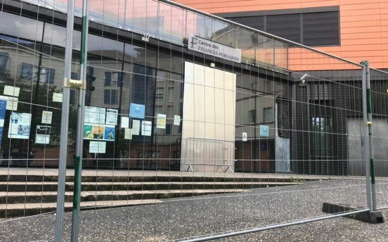 Mantes-la-Jolie : après l’incendie du centre des impôts, des guichets provisoires ouvrent en sous-préfecture