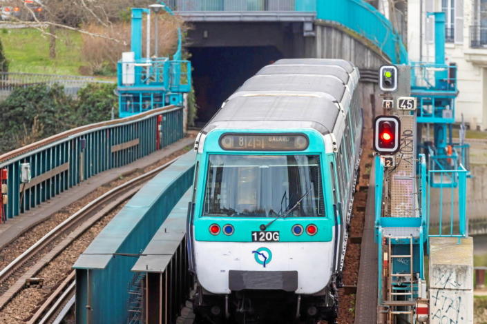 Paris : un jeune de 16 ans tente de monter sur un métro en marche et se blesse gravement