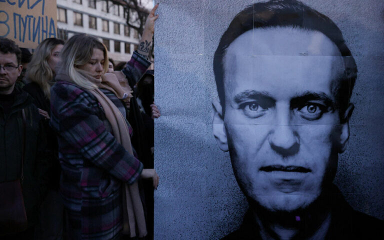 Mort de Navalny : « les tueurs veulent couvrir leurs traces »… les proches de l’opposant réclament son corps