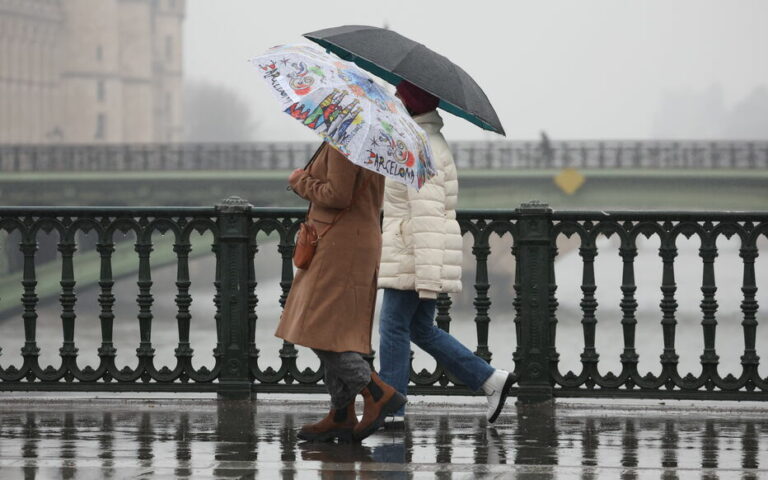 Vents violents et inondations : la vigilance orange s’étend à 28 départements, des trains suspendus