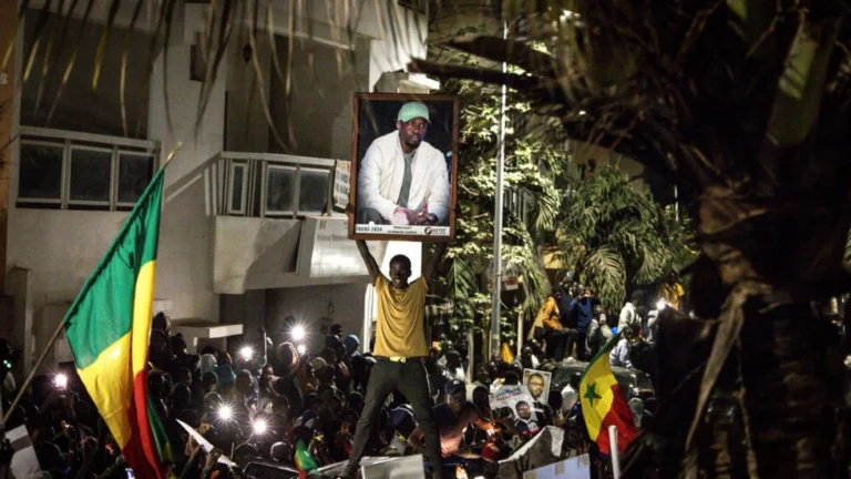 Sénégal: scènes de liesse à Dakar après la libération des opposants Ousmane Sonko et Bassirou Diomaye Faye