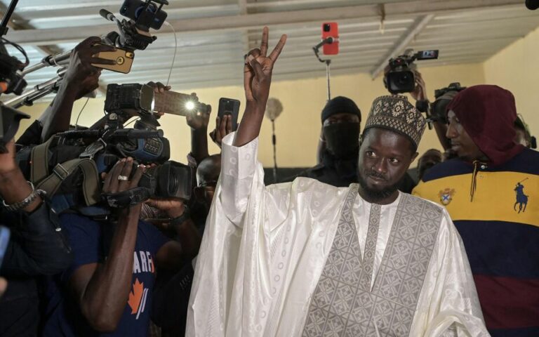 Présidentielle au Sénégal : cinq candidats félicitent Diomaye Faye pour sa victoire, en attendant les résultats officiels