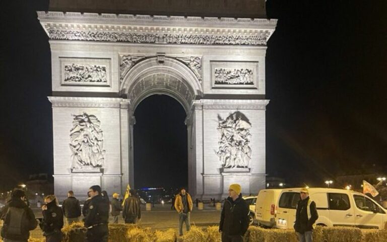 Agriculteurs en colère : à Paris, la Coordination rurale bloque la place de l’Étoile