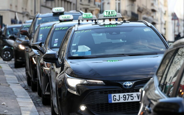 Mobilisation des taxis : l’A13 et l’A15 au ralenti, les manifestants de toute la France invités à rejoindre Paris
