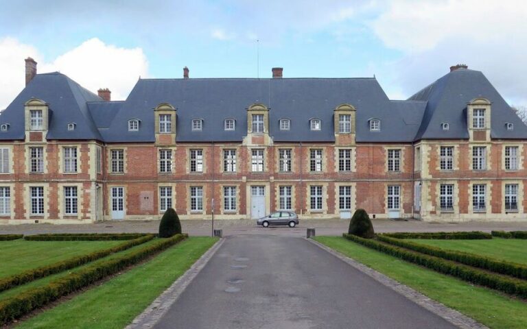 Des militants d’extrême droite font irruption au château de Grignon contre l’accueil de réfugiés