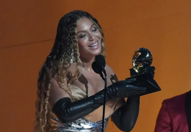 Beyoncé, popstar noire du Texas, dégaine son premier album country