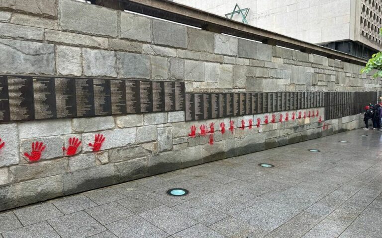 Paris : l’hypothèse de l’ingérence russe après les tags de mains rouges sur le Mur des Justes