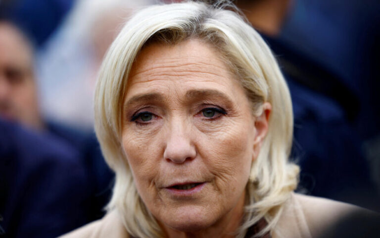 En cas de cohabitation, Marine Le Pen prévient que le titre de « chef des armées » du président est « honorifique »