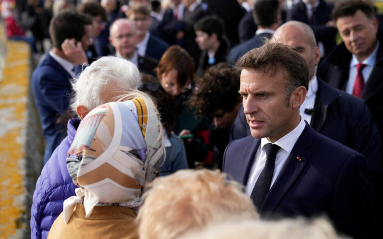 « Complètement ubuesque » : Macron dénonce la proposition de la gauche d’autoriser les changements de sexe en mairie