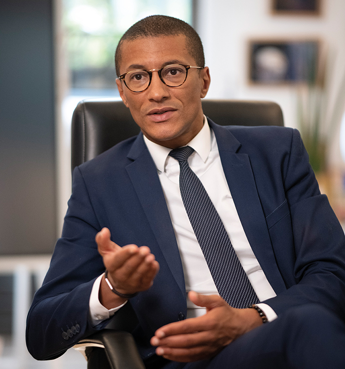 JO 2024 : « pendant longtemps, la banlieue était un lieu banni. Aujourd’hui, on change de paradigme grâce aux Jeux », explique Karim Bouamrane, maire de Saint-Ouen