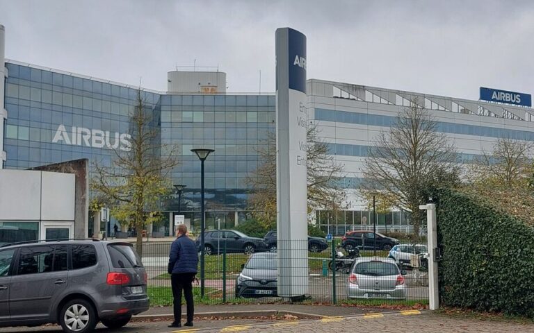 A Élancourt, l’annonce de 2 500 suppressions de postes chez Airbus « crée un climat très anxiogène »