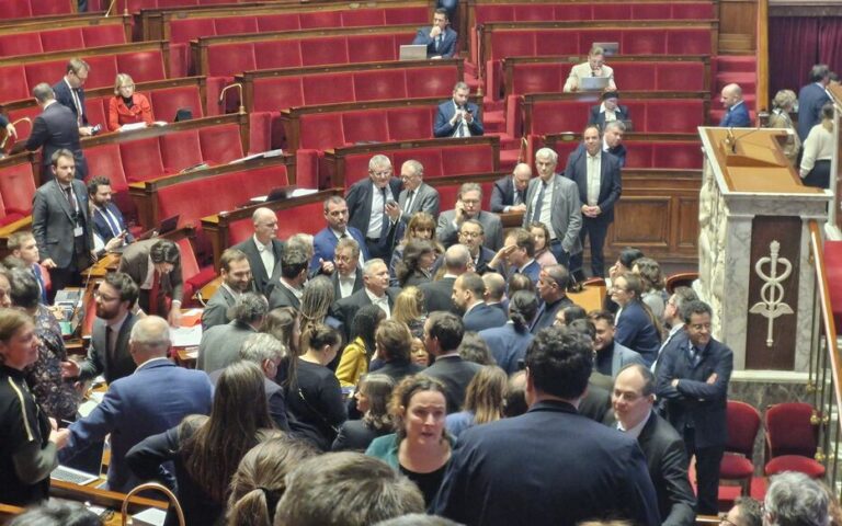 Réforme des retraites : extrême tension à l’Assemblée, l’altercation physique entre des députés évitée de justesse