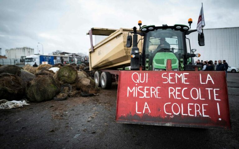 Paris : les agriculteurs d’Île-de-France érigent un mur devant l’institut Inrae