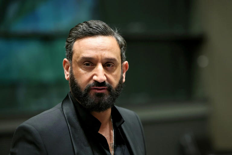 Vive polémique et accusations d’antisémitisme après une affiche de LFI sur Hanouna