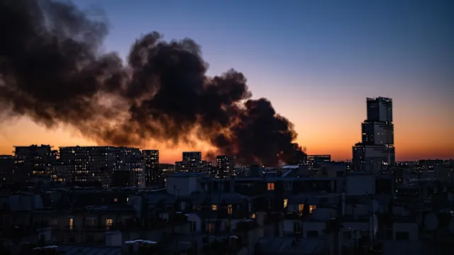 Incendie d’un centre de tri à Paris : les fumées sont-elles toxiques ?