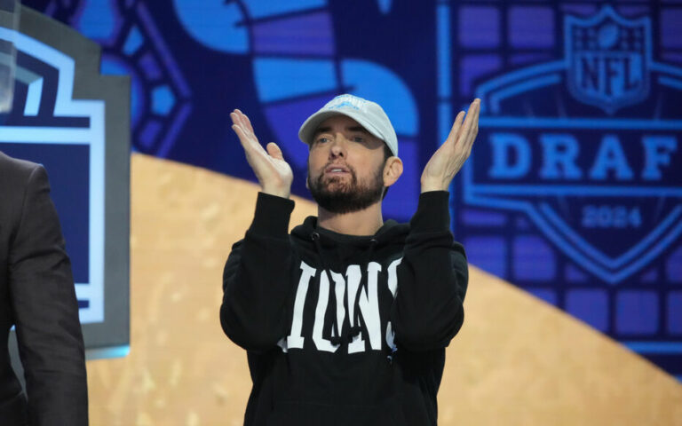 Eminem devient grand-père à l’âge de 52 ans et sa fille lui fait un joli cadeau avec le prénom de son fils