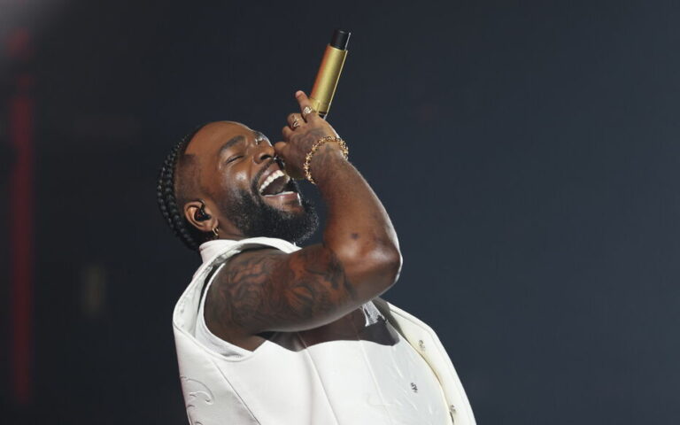 « Je me sens un peu perdu » : le chanteur Tayc annonce une pause dans sa carrière après un ultime concert