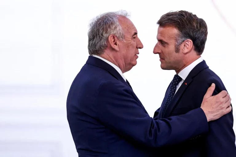 Après la chute de Bayrou, Macron écarte une dissolution immédiate dans sa première réaction lapidaire